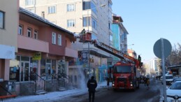 Ardahan Belediye Ekipleri Buz Sarkıtlarını Temizledi