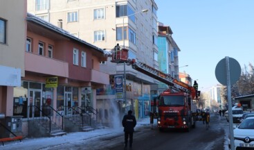 Ardahan Belediye Ekipleri Buz Sarkıtlarını Temizledi