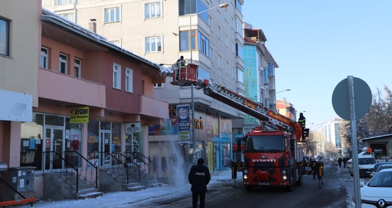 Ardahan Belediye Ekipleri Buz Sarkıtlarını Temizledi