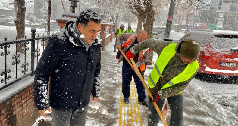 Ardahan Belediye ekiplerinin karla mücadele çalışmaları