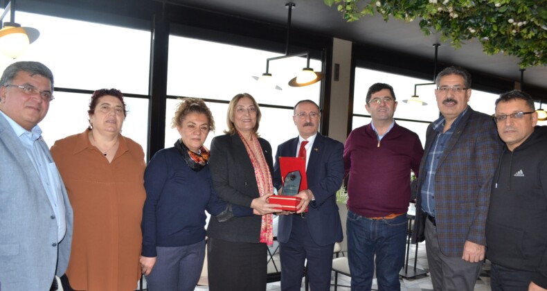 ARDAFED Ardahan’da Yapılan Kütüphaneler İçin Sponsorlara Plaket Verdi