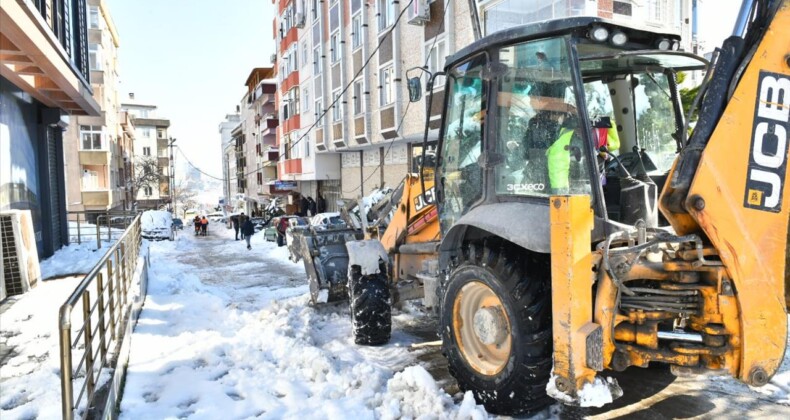 Esenyurt Belediye Ekipleri Kışla Mücadele Çalışmaları
