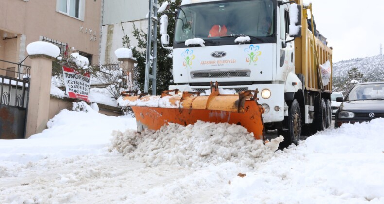 Ataşehir Belediye Ekipleri Karla Mücadelesi Devam Ediyor