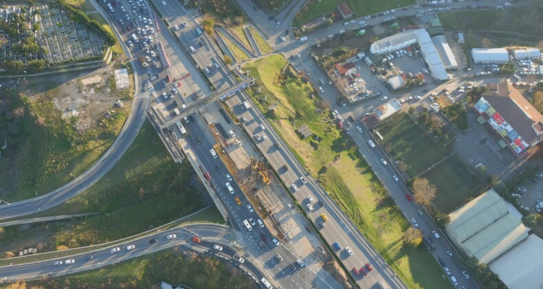 D-100 Karayolu ( E-5) Bostancı kavşağı bitiyor