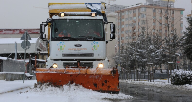 Ataşehir Belediye Ekipleri Karla Mücadelesi Devam Ediyor