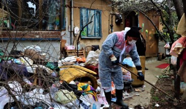 Maltepe’de bir evden dört kamyon çöp çıktı