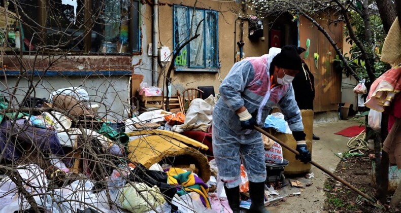 Maltepe’de bir evden dört kamyon çöp çıktı