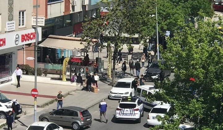 AK Parti Ataşehir İlçe Binası Önünde Bomba İhbarı