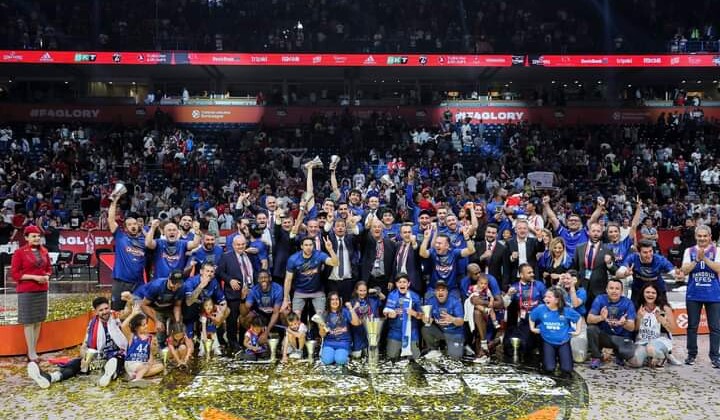 Anadolu Efes üst üste ikinci kez Avrupa şampiyonu oldu