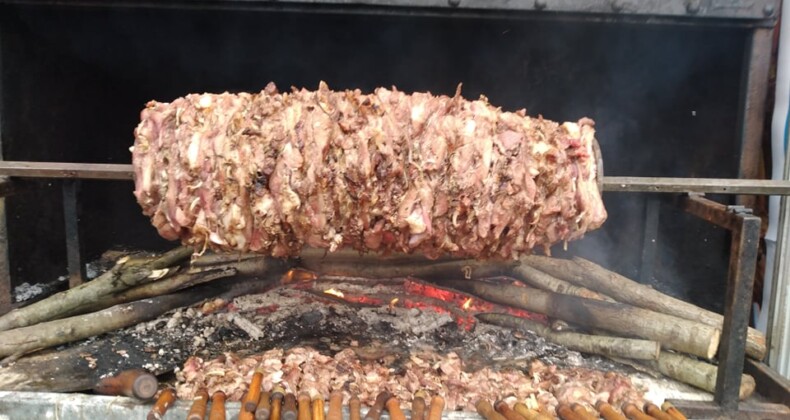 Lezzetli Cağ Kebap, Ardahan Köprülü Beldesi’nde Yenir
