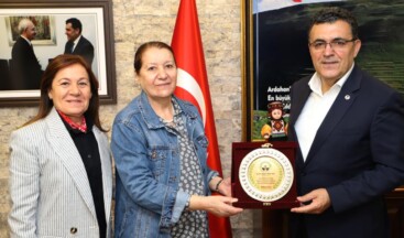 Saadet Kızılyar’dan Ardahanlı 350 Öğrenciye Kırtasiye Desteği