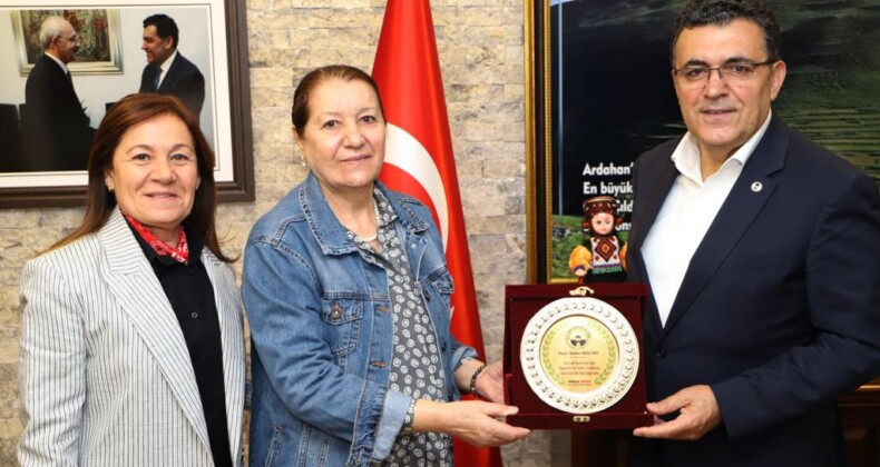 Saadet Kızılyar’dan Ardahanlı 350 Öğrenciye Kırtasiye Desteği