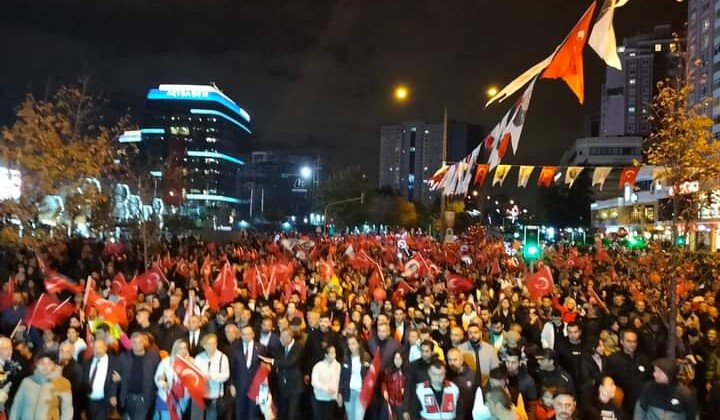 Ataşehir’de Cumhuriyet Bayramı Fener Alayı ile kutlandı