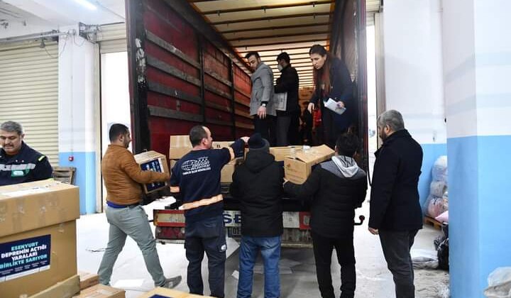 Esenyurt Belediyesi 20 TIR Malzeme Deprem Bölgesine Gönderdi