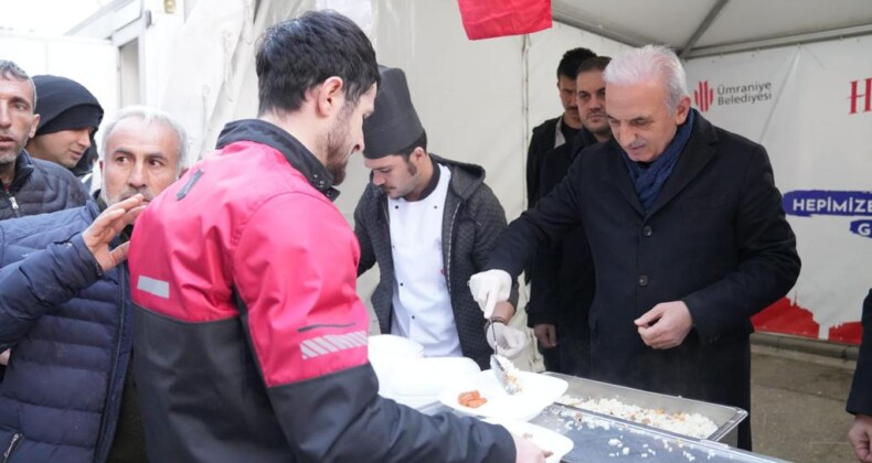 Ümraniye Belediyesi 2 Noktada İftar Yemeği Dağıtıyor
