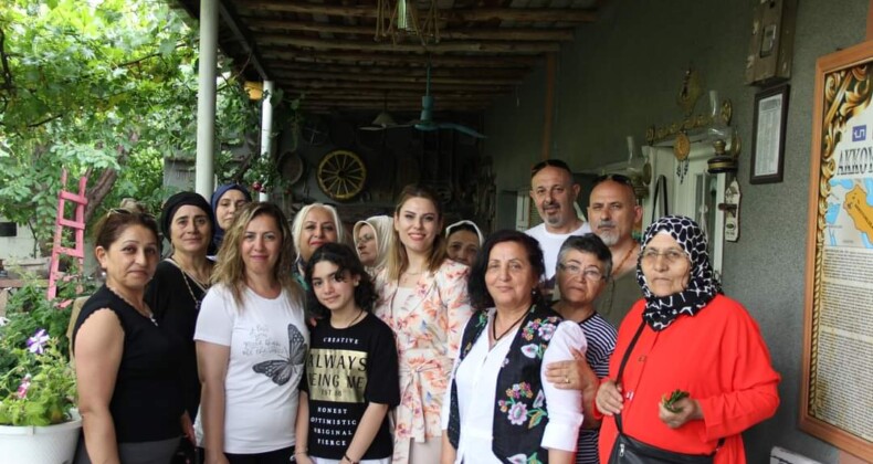 AKI-DER Kadın Mecisi Kadın ve Çocuklara Hediyeler Dağıttı