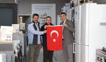 Ardahan Belediyesi Bayrak Dağıttı