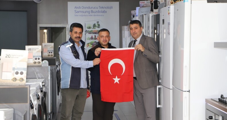 Ardahan Belediyesi Bayrak Dağıttı