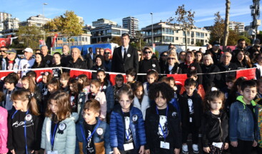 Kadıköy’de Binlerce Kişi Ata’ya Saygı Zinciri Oluşturdu