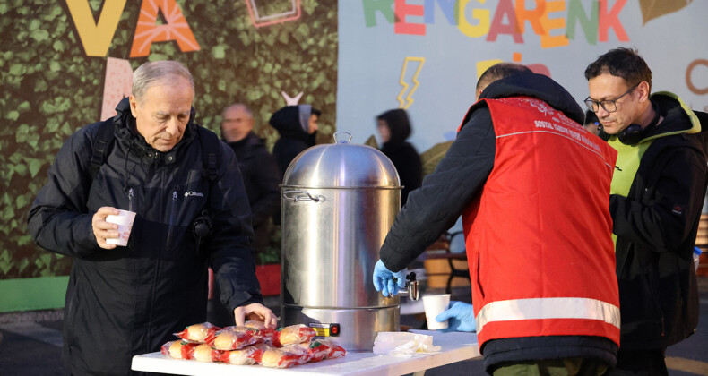 Ataşehir Belediyesi Çorba Dağıtımı Sürüyor