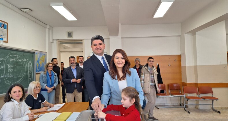 CHP Ataşehir Belediye Başkan Adayı Onursal Adıgüzel Oyunu Kulandı