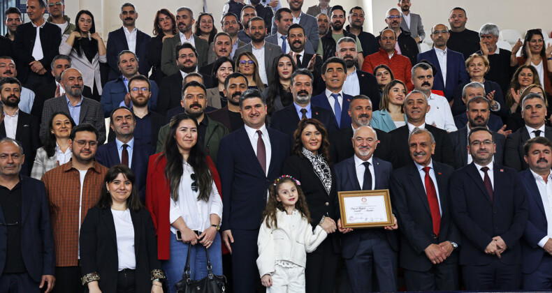 Ataşehir Yeni Belediye Başkanı Onursal Adıgüzel Mazbatasını Aldı