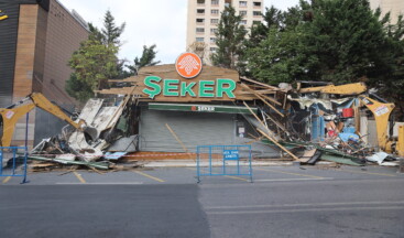 Ataşehir Belediyesi Ruhsatsız Yapıları Yıkıyor