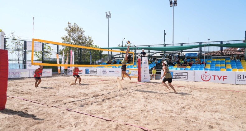 Kadıköy Kalamış’ta Plaj Voleybolu Turnuvası Başladı