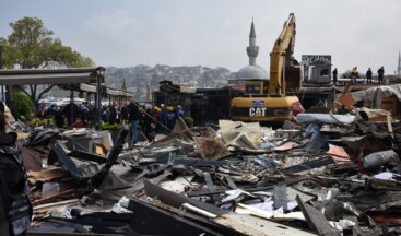 İBB, İstanbul Genelinde Ruhsatsız ve Kaçak Yapılar Yıkılıyor