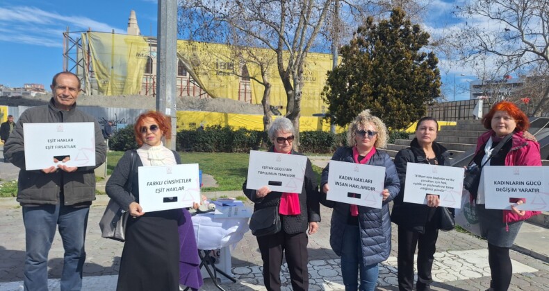 Kadın Partisi, Kadıköy meydanında basın açıklaması yaptı