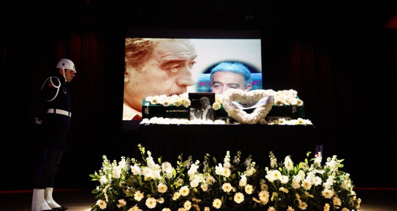 Edip Akbayram, Gözyaşları ve “Yıllar” Şarkısıyla Uğurlandı