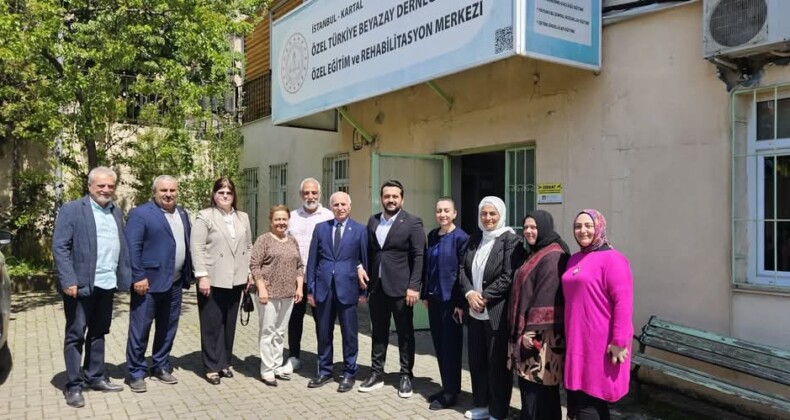 AK Parti Kartal’dan Beyazay Kartal Şubesi’ne Anlamlı Ziyaret