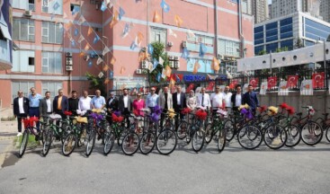 AK Partili Togay Çoban Bisiklet Dağıttı