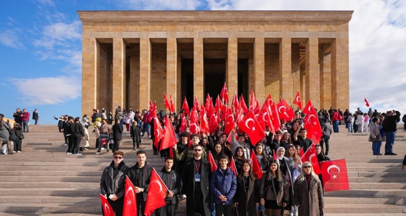 Öğrenciler istedi, Maltepe Belediyesi Anıtkabir’e götürdü