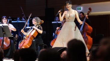 Şevval Sam hem söyledi hem yönetti