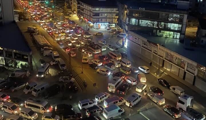 Esenyurt’ta Kayyım İftarlarda, Vatandaş Trafik Çilesinde