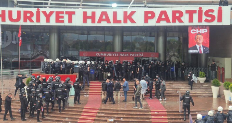 Polis CHP Genel Merkezi’ne Girdi, Özgür Özel TBMM’ine Yürüdü