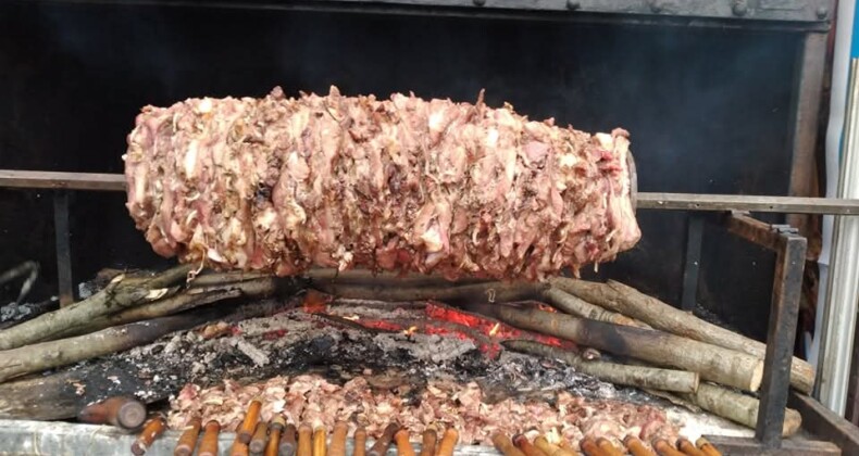 Ardahan Köprülü Beldesi’nde Çağ Kebap Yenir