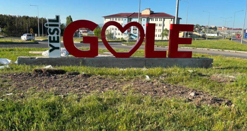 Göle Girişine Kalp Tabelası Konuldu