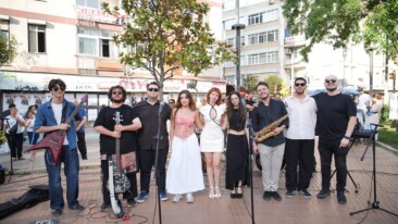 Kadıköy’ün Sokakları Gençlerin Müziğiyle Şenleniyor