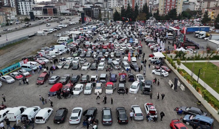 Çekmeköy’de otomobil tutkunları bir araya geldi