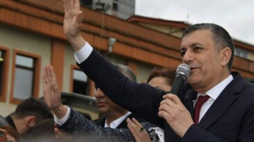 Kemal Deniz Bozkurt, Mazbatasını Alıp Başkanlık Koltuğuna Oturdu