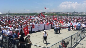 Emeklilikte yaşa takılanlar Yenikapı’da buluştu