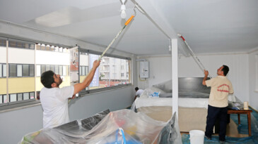 Ataşehir’de engelli vatandaşların evleri ücretsiz olarak boyanıyor