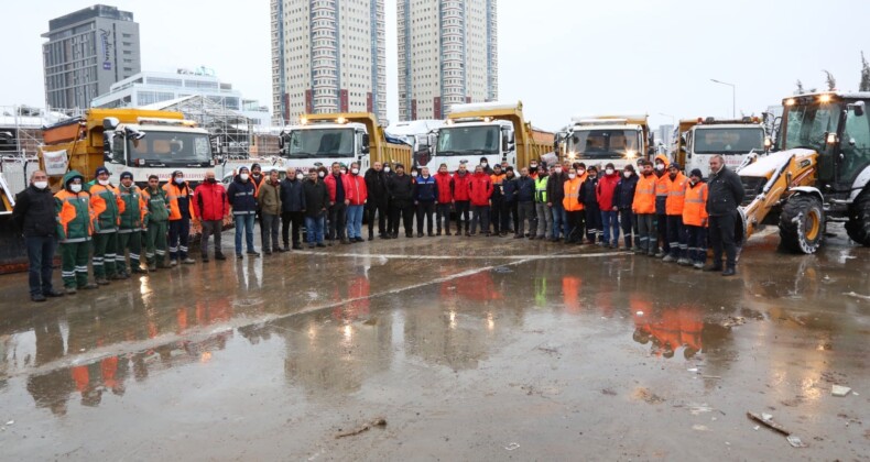 Ataşehir Belediye Ekiplerinin Kar Temizliği Devam Ediyor
