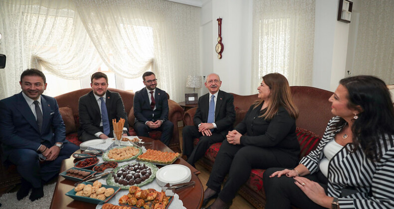 Kılıçdaroğlu, Nilüfer Tatar’ı Ataşehir’de Evinde Ziyaret Etti