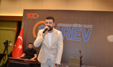 Ardahan Eğitim Vakfı Gecesi. Yahya Deniz konseri. Bir ay doğar ilk akşamdan.