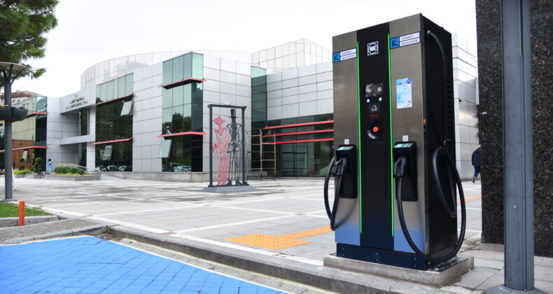 Kadıköy Belediyesinden 23 Noktaya Elektrikli Şarj İstasyonu