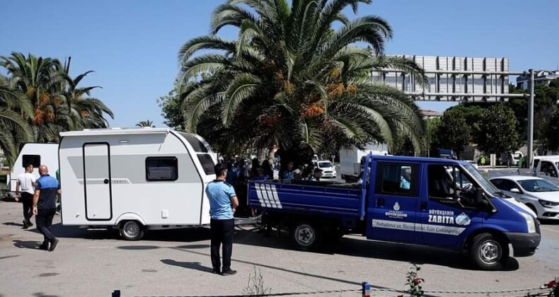 Maltepe sahilinde park halindeki karavanlar kaldırıldı