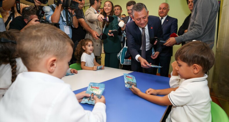 Özgür Özel, Çekmeköy’de Çocuklara Fındık Dağıttı